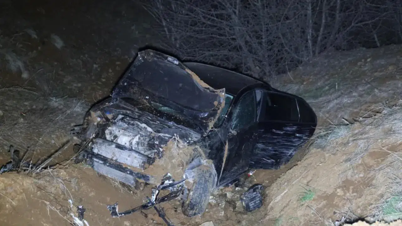 Elazığ Sivrice'de otomobil şarampole uçtu : 2'si ağır 5 yaralı