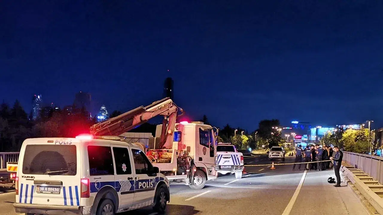 D-100 kara yolunda motosiklet devrildi , sürücü öldü