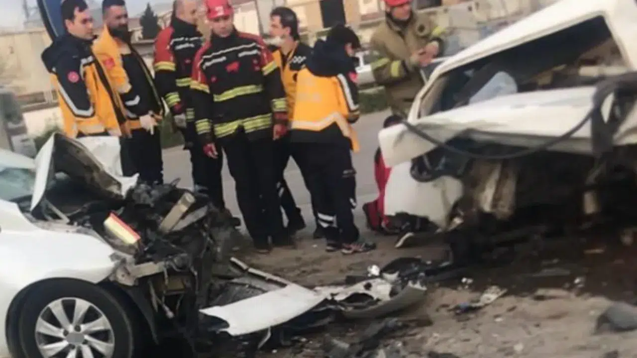 Balıkesir'de zincirleme trafik kazası : 1 yaralı, 1 ölü
