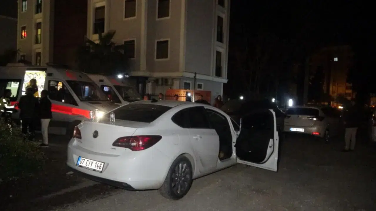 Antalya'da faciadan dönüldü : Seyir halindeki aracın sürücüsü bayıldı