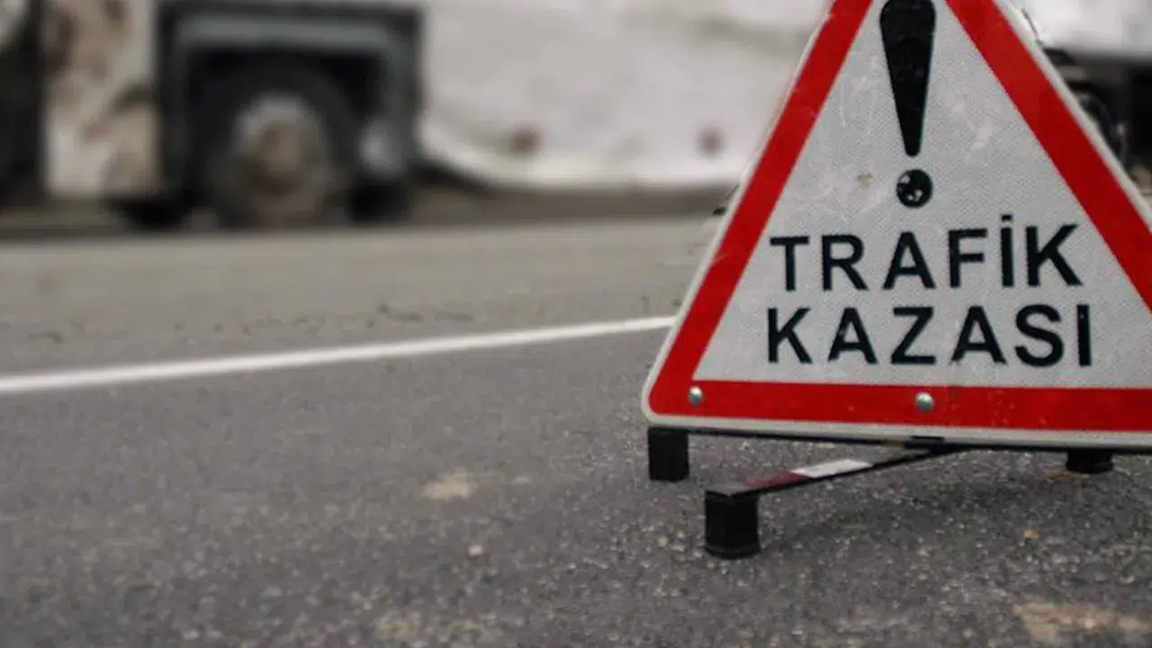 Afyonkarahisar'da kaza : Araç şarampole devrildi, 3 kişi yaralandı