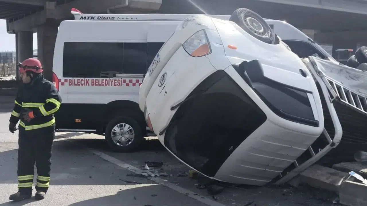 Bilecik'te minibüs ile kamyonet çarpıştı : 9 kişi yaralı şekilde kurtuldu