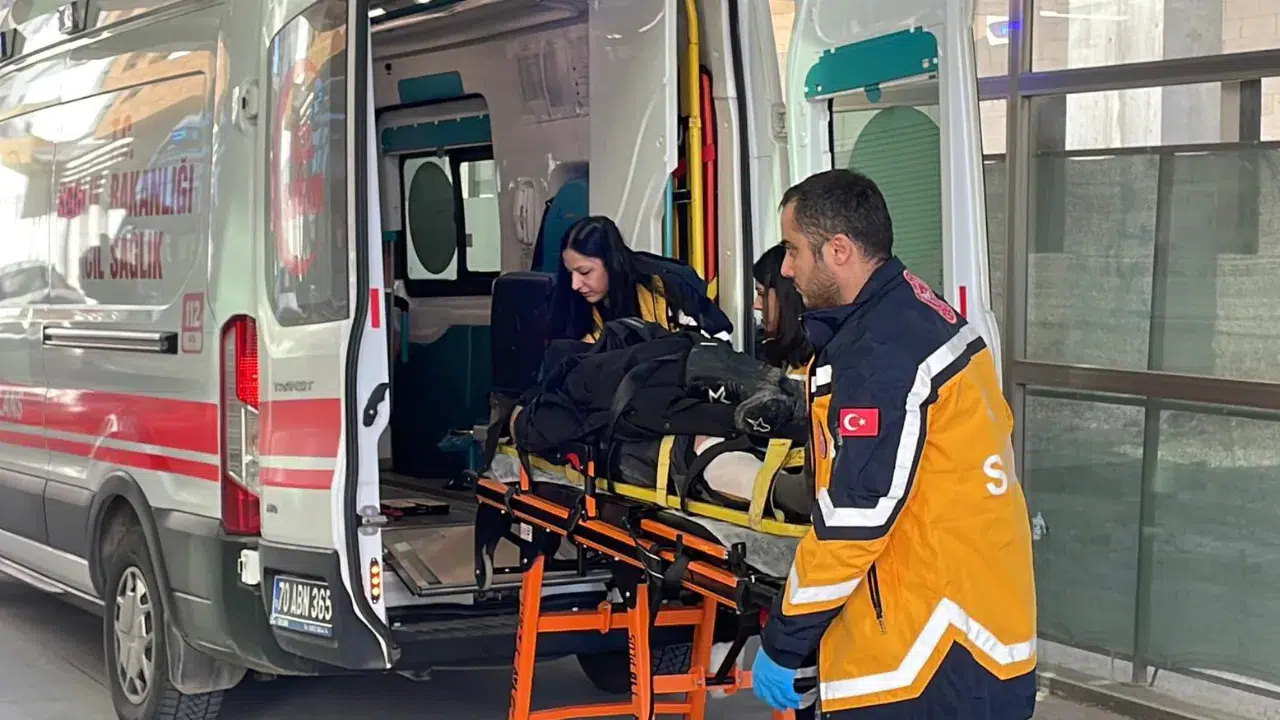 Karaman'da motosiklet şarampole devrildi : 2 yaralı