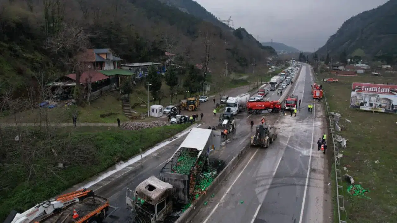 Sakarya'da zincirleme kaza : Ortalık savaş alanında döndü, 2 yaralı