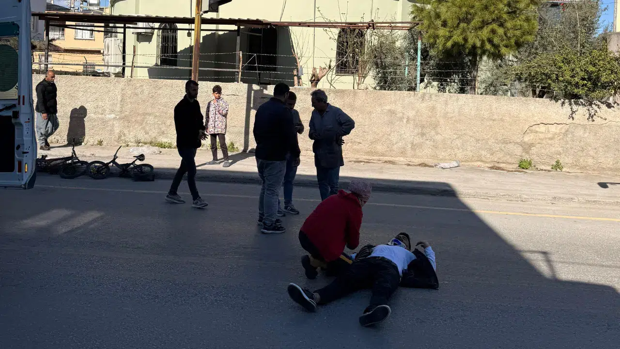 Tarsus’ta otomobil ile motosikletin çarpıştığı kazada 2 yaralı