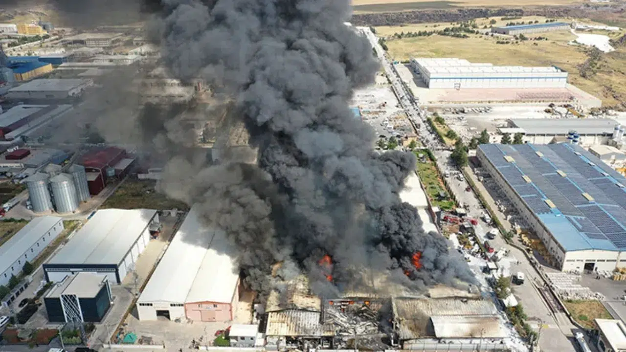İzmir'de korkutan yangın : Boya atölyesi ve depolar alevlere teslim oldu
