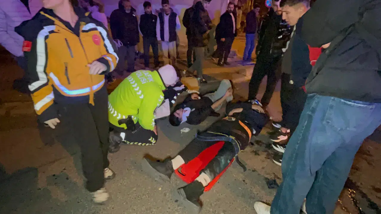 Çorlu’da motosiklet ile panelvan çarpıştı : 2 kişi yaralandı