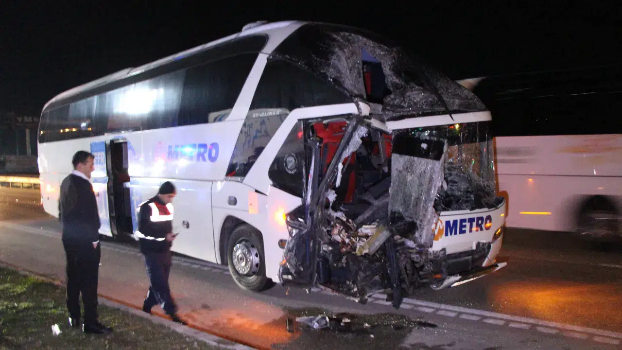 Amasya’da yolcu otobüsü tıra çarptı : Çok sayıda yaralı