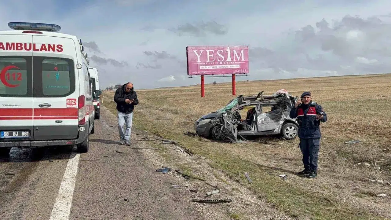 Aksaray'da otomobil tıra arkadan çarptı : Araç hurdaya döndü , 1 kişi hayatını kaybetti
