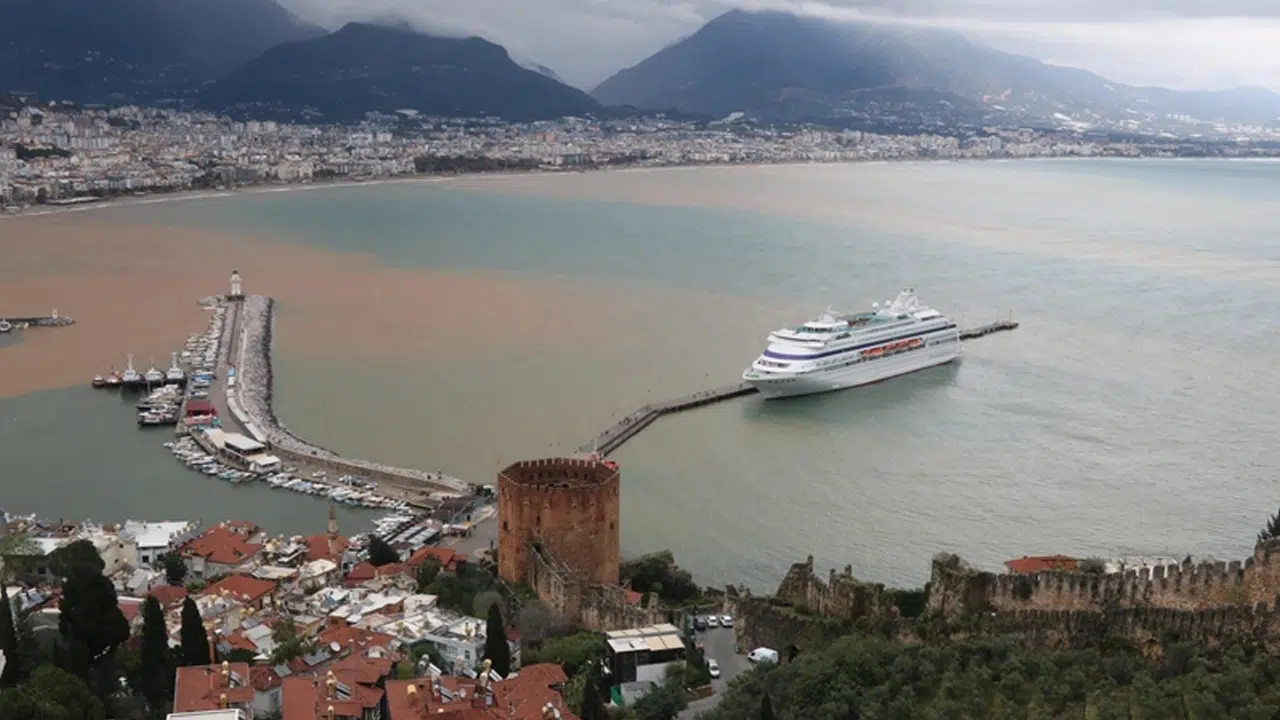 Alanya’da sağanak sonrası deniz renk değiştirdi