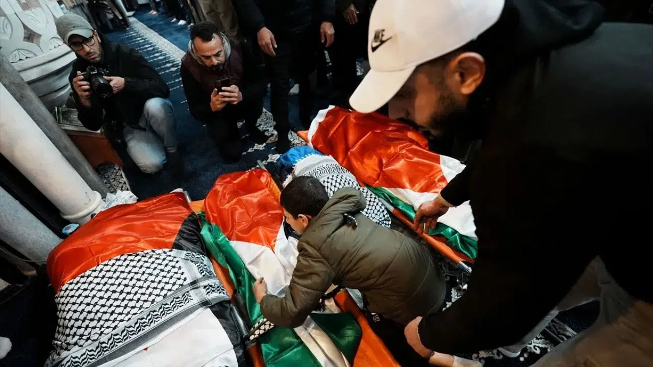 Ailesi bayramlık almaya gitmişti : İsrail saldırısında anne, baba ve kardeşlerini kaybetti