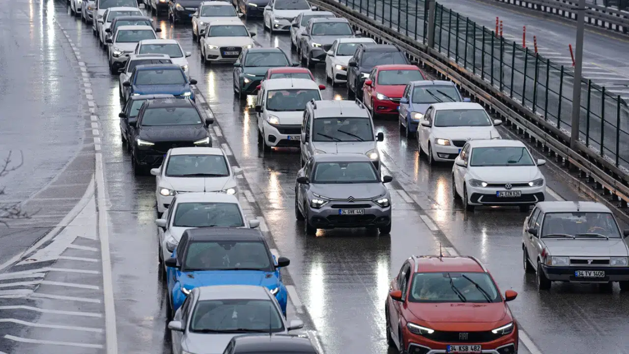 Dönüş yolculuğu başladı : İstanbul'da trafik yoğunluğu yaşanıyor