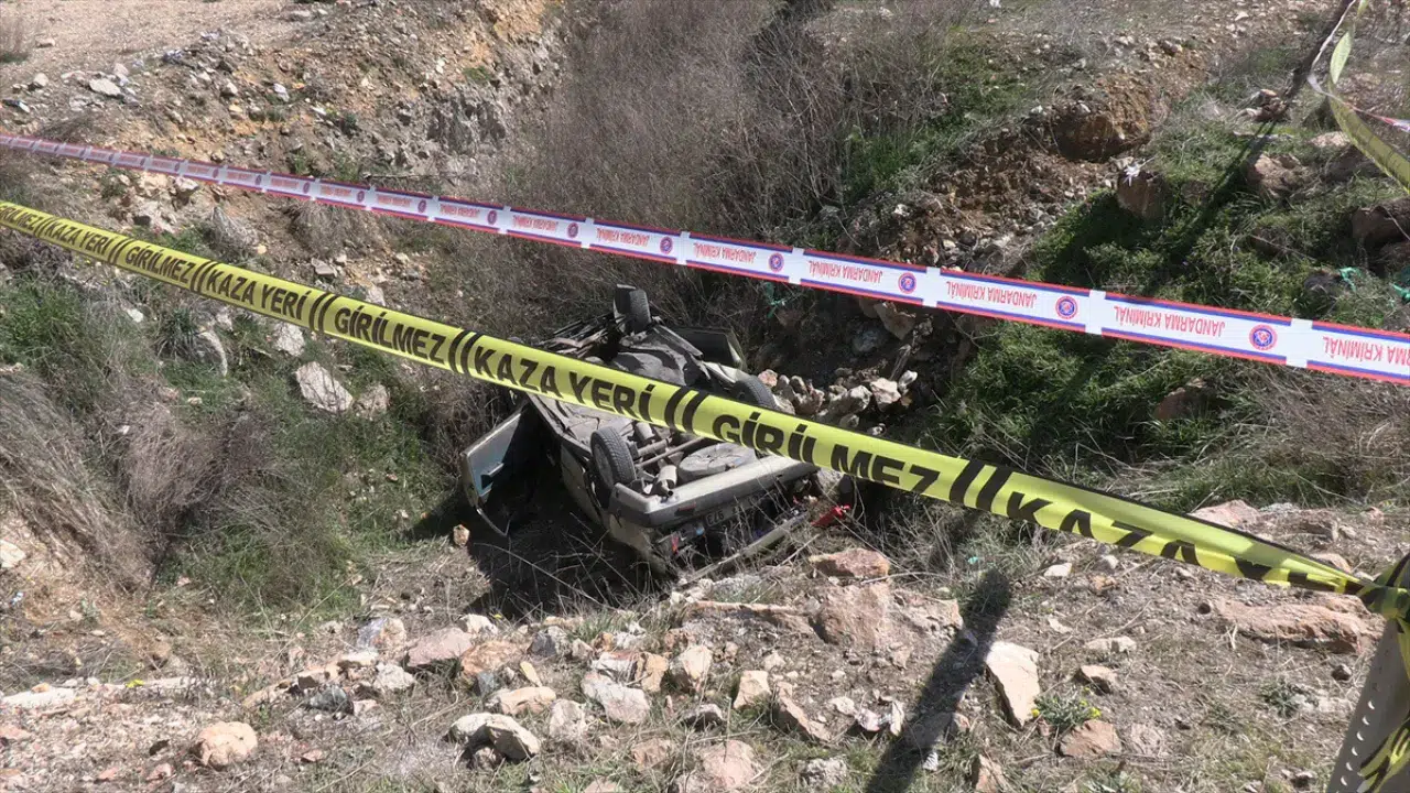 Kütahya'da otomobil şarampole devrildi : 2 kişi yaşamını yitirdi