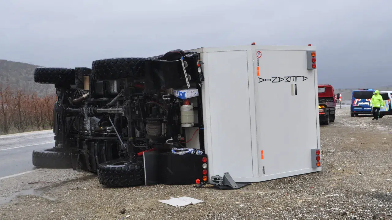 Isparta'da Alman turistin karavanı ile otomobil çarpıştı : 1'i ağır 3 yaralı