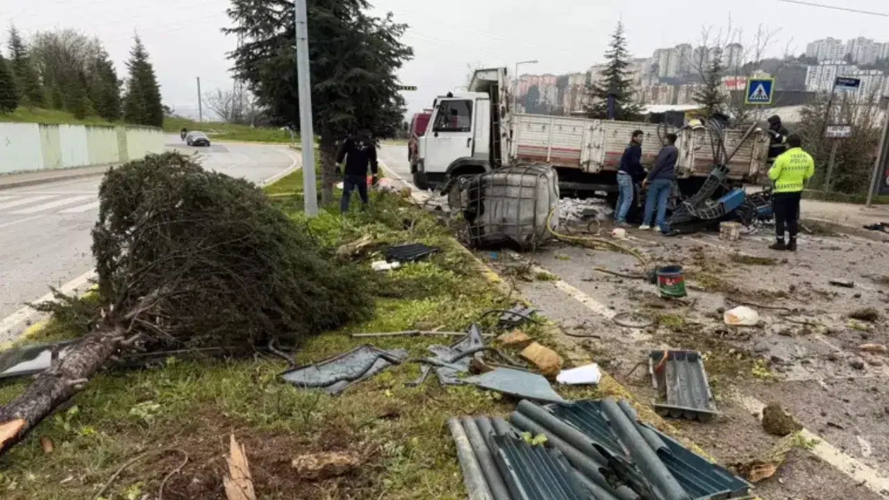 Kocaeli’de rampada kayan kamyon refüje çıkarak devrildi