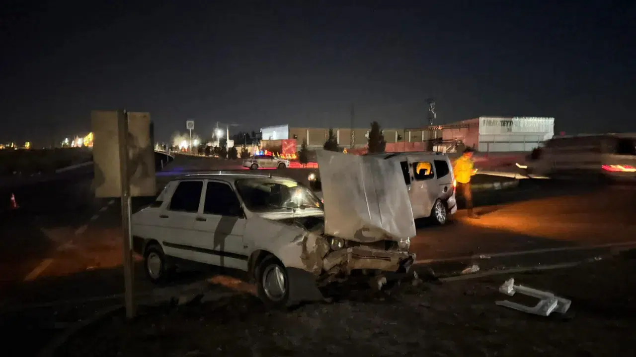 Şanlıurfa'da hafif ticari araç ve otomobil çarpıştı : Kazada 5 kişi yaralandı