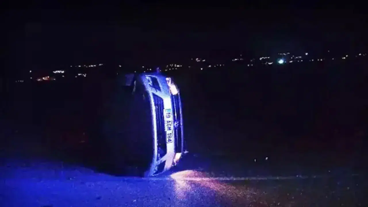 Çorum'da polis aracıyla otomobil çarpıştı : 1'i polis memuru 3 yaralı