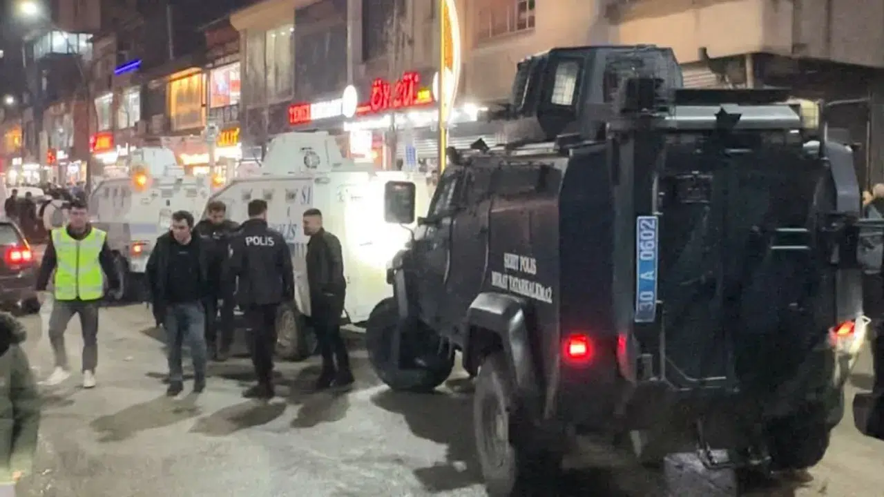 Hakkari Yüksekova’da taşlı sopalı kavga : 1’i polis 2 yaralı