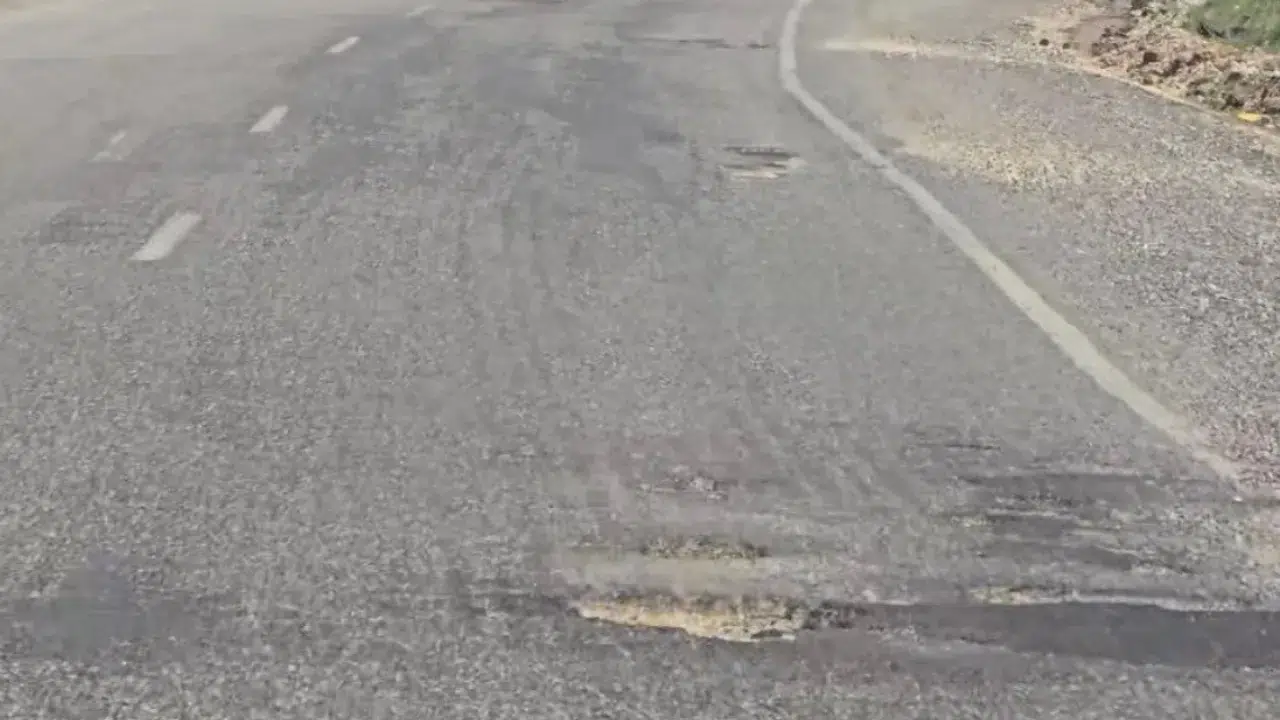 Diyarbakır'daki çukurlu yollar sürücüler zor anlar yaşatıyor