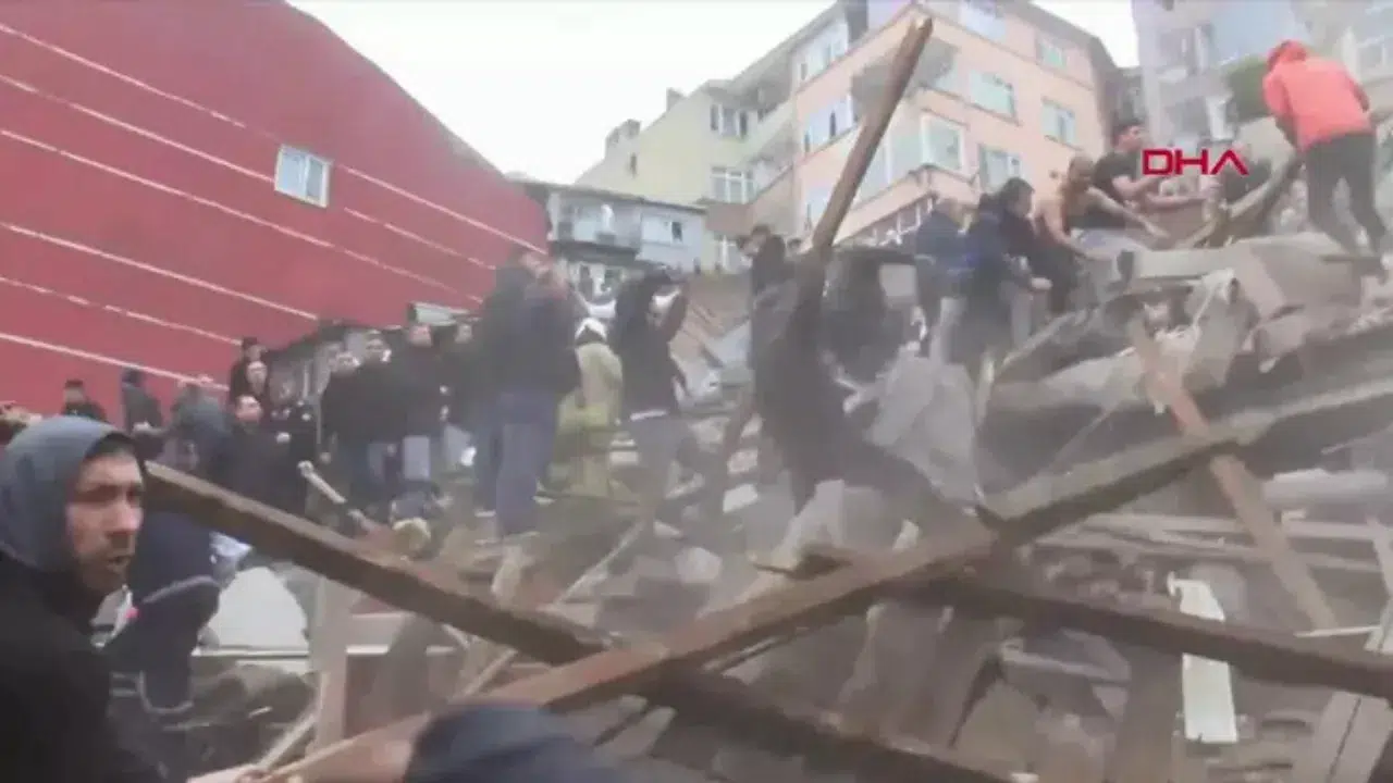 Fatih'te bina çöktü