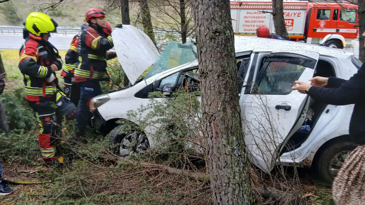 Balıkesir'de kaza : Otomobil ormanlık alana uçtu