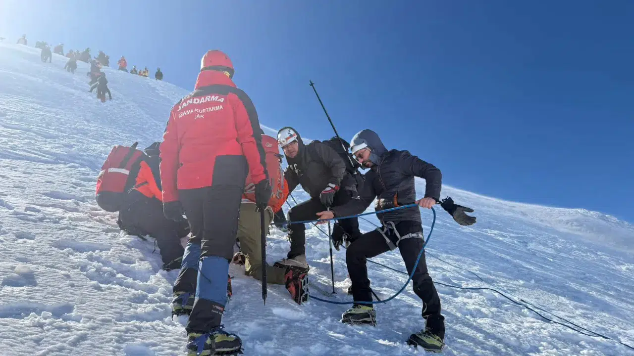 Uludağ'da mahsur kalan 2 kadın ekipler tarafından kurtarıldı