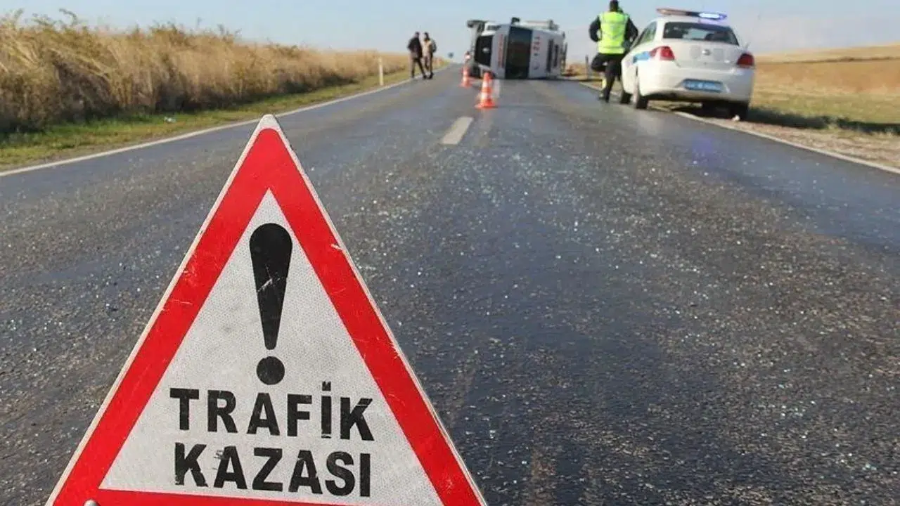 Antalya'da feci kaza : Motosiklet sürücüsü kamyona çarparak hayatını kaybetti