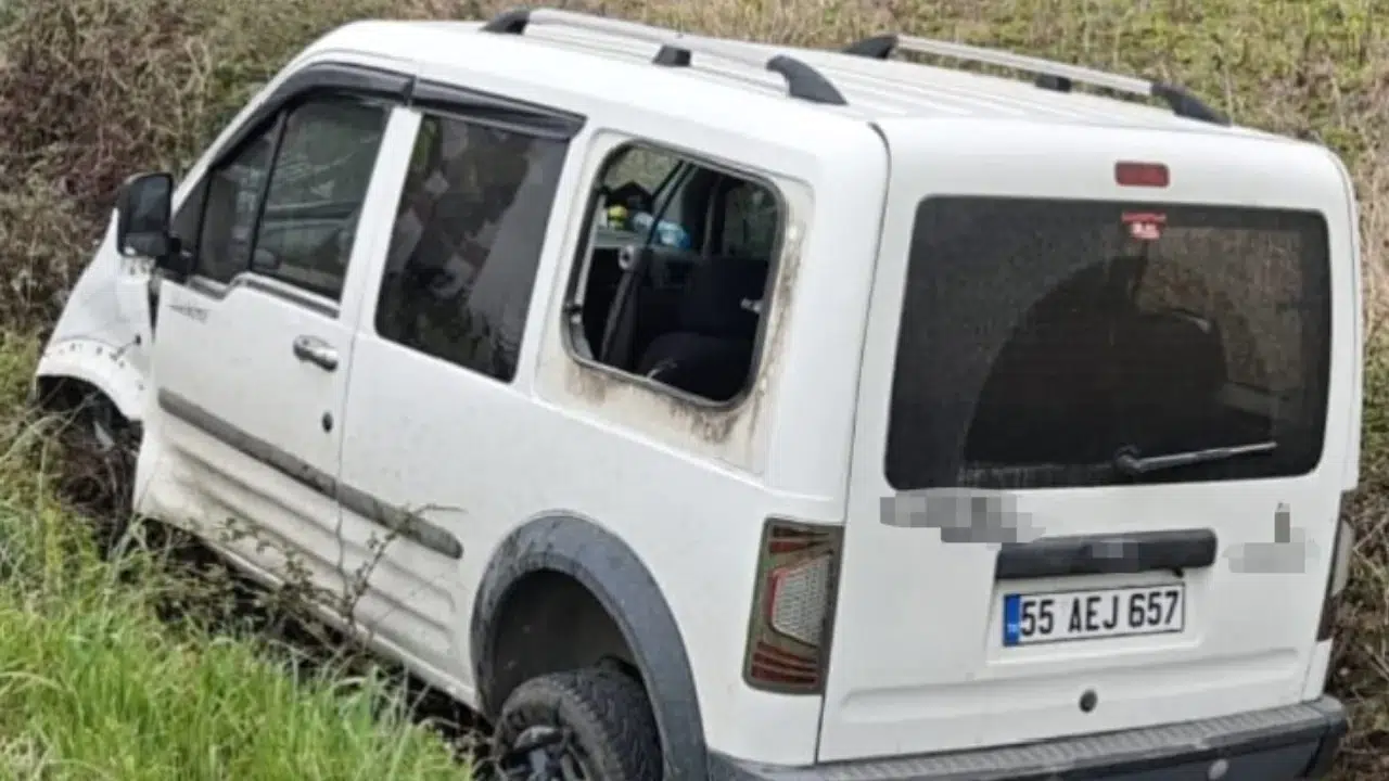 Bafra'da korkutan kaza : Kontrolden çıkan araç su kanalına uçtu