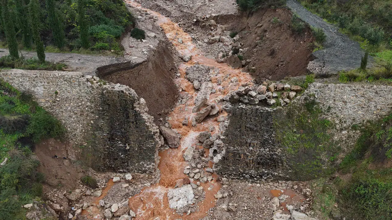 Hatay'da aşırı yağış sel getirdi : Dere debisi yükseldi, köprü yıkıldı ve yol çöktü