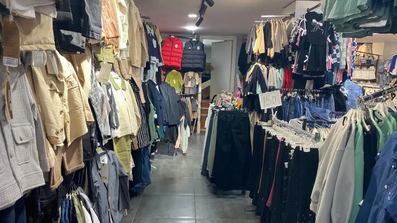 Bursa'da giyim mağazasında hırsızlık : 2 kadın 16 bin liralık ürün çaldı