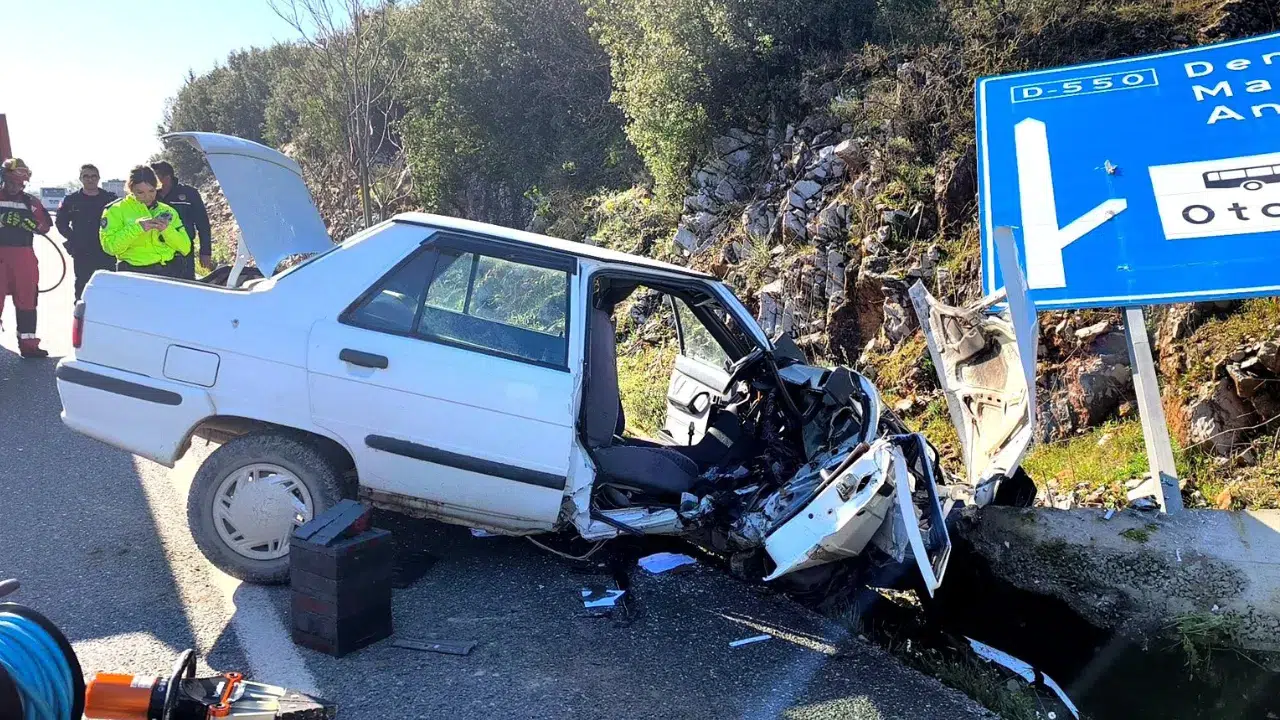 Muğla Menteşe'de kaza yapan araç alev aldı
