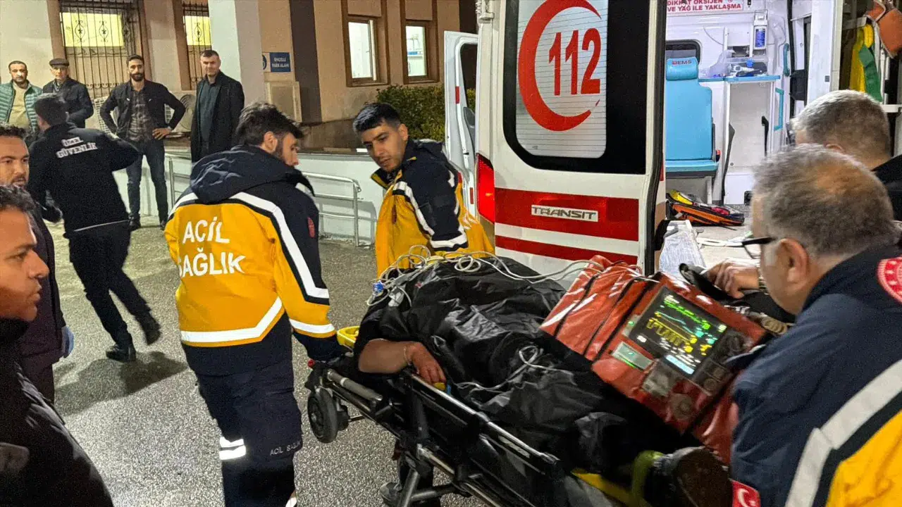 Adıyaman'da otomobil uçuruma yuvarlandı : 1 kişi öldü, 4 kişi yaralandı