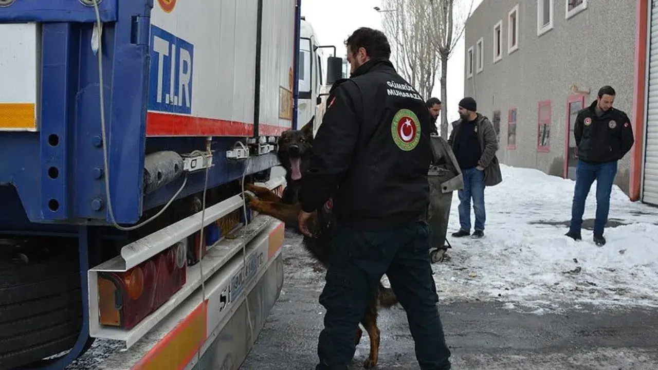 Küçükçekmece'de narkotik baskını : Tırlarda 527 kilogram uyuşturucu ele geçirildi