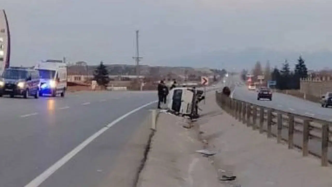 Afyonkarahisar'da feci kaza ! Araç refüje devrildi , 3'ü çocuk 5 kişi yaralandı