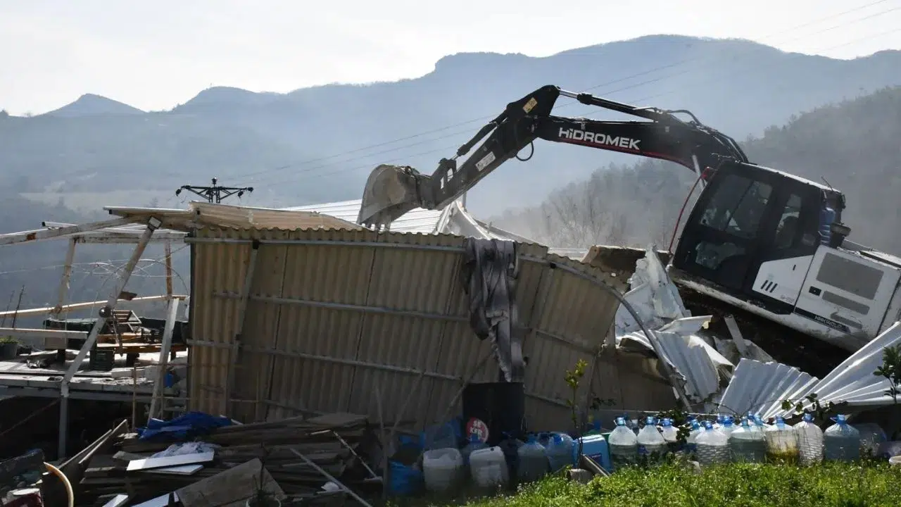 İznik'teki tarım arazilerindeki kaçak yapılar yıkıldı