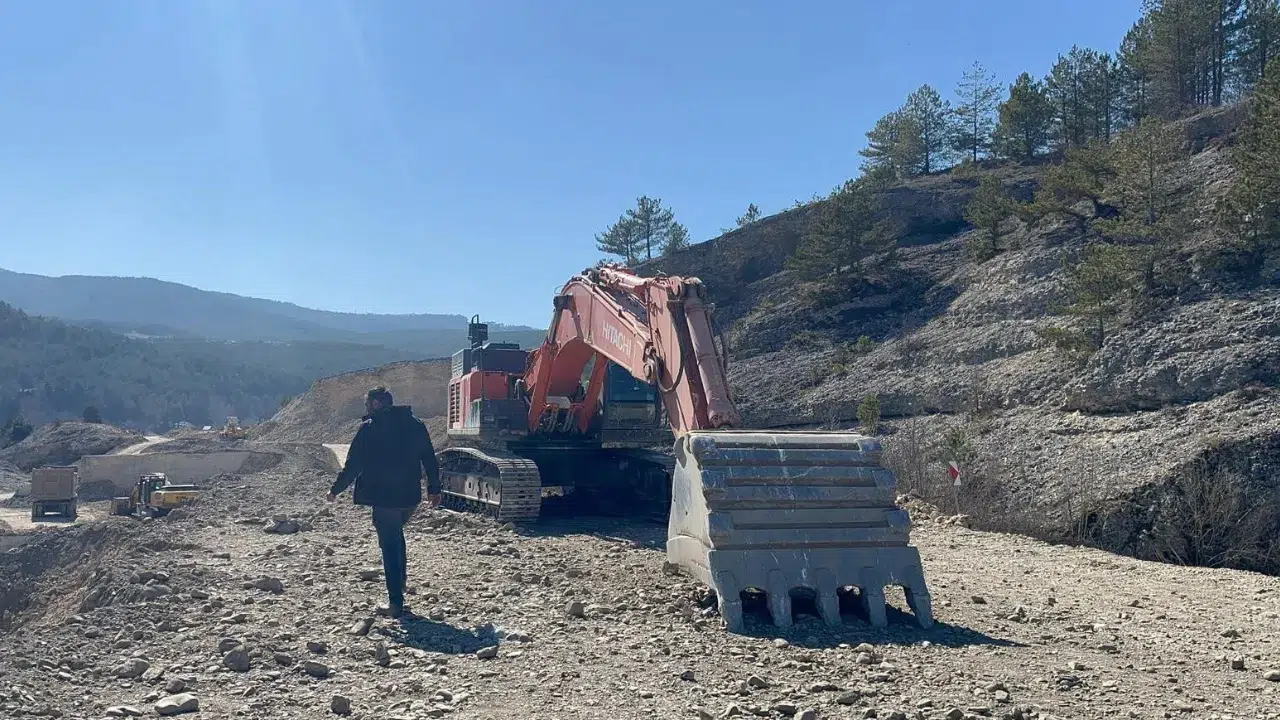 Kastamonu'da iş makinesinin parçaları ve yakıtı çalındı