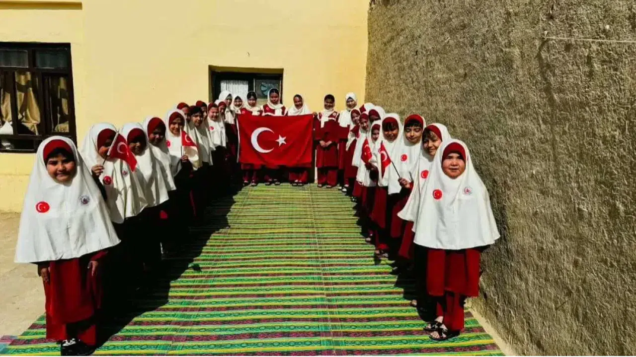 MHP lideri Bahçeli, Afganistan'daki Türkmen çocuklara bayramlık gönderdi