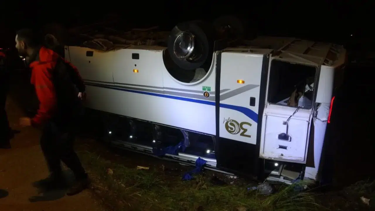 Antalya'da servis midibüsü devrildi : 16 infaz koruma memuru yaralandı