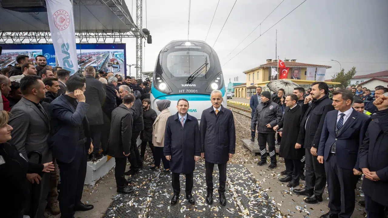 Bakan Uraloğlu : Trenlerimiz milli teknolojimizin raylardaki yeni zaferlerinden biri olacak