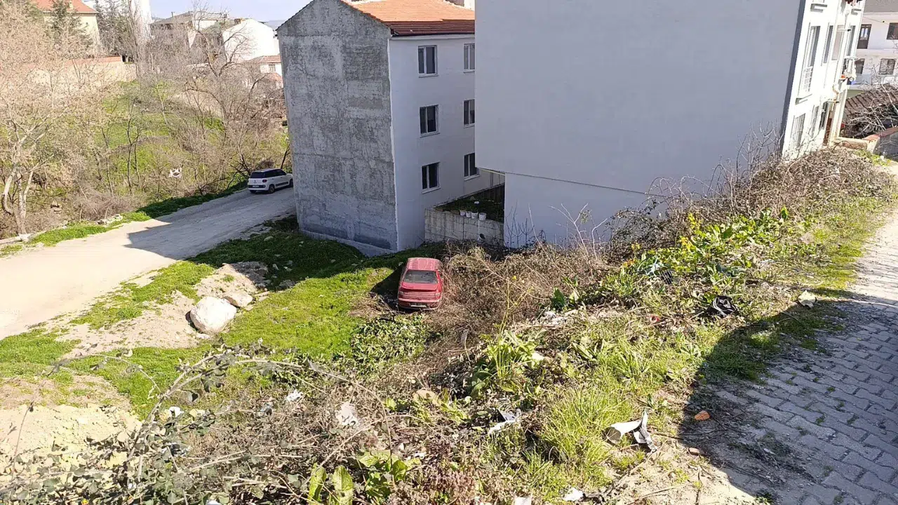 Bursa'da freni boşalan araç şarampole yuvarlandı : Baba ve oğlu yaralandı