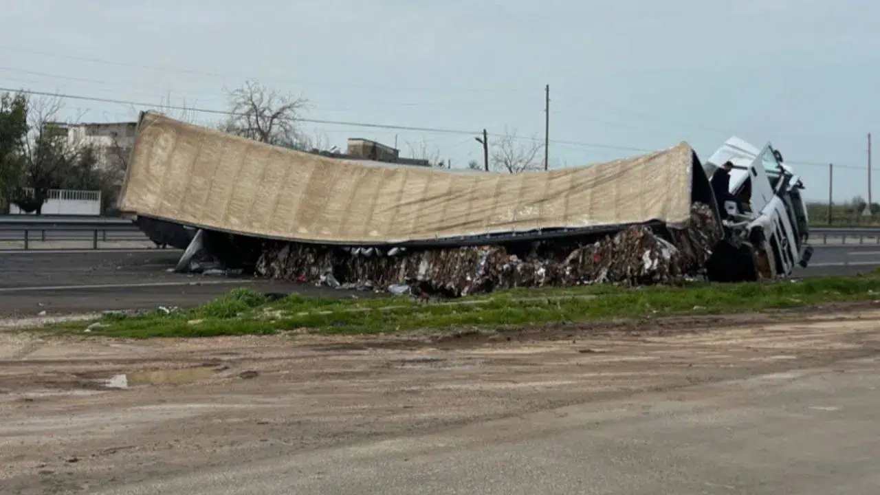 Mardin Nusaybin'de karton yüklü tır devrildi : Sürücü yaralandı