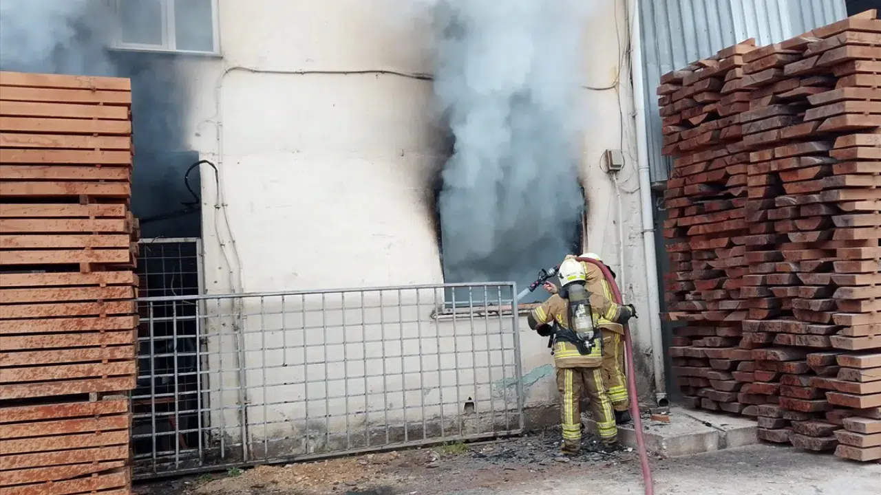 Bursa'da yangın : Kereste deposu alev alev yandı