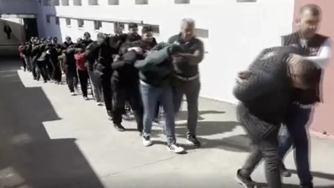 Adana’da torbacılara şafak operasyonu : 11 şüpheli tutuklandı