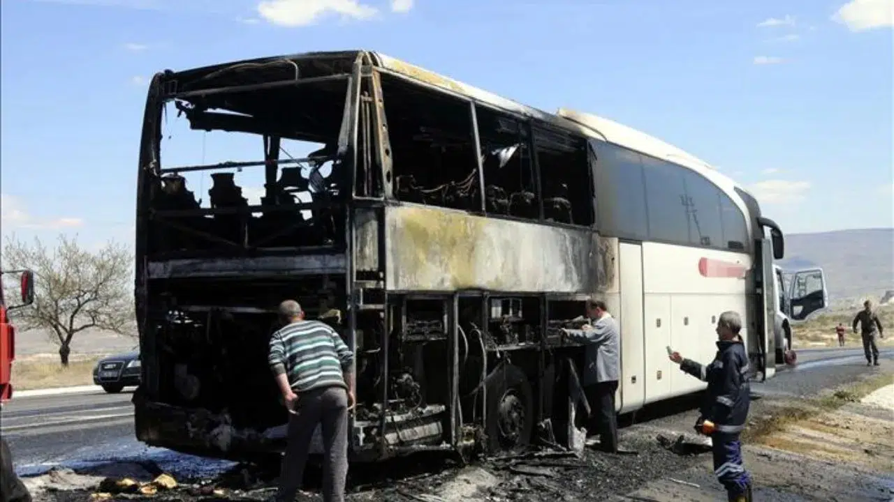 Muğla'da faciadan dönüldü : Yolcu otobüsü alev aldı