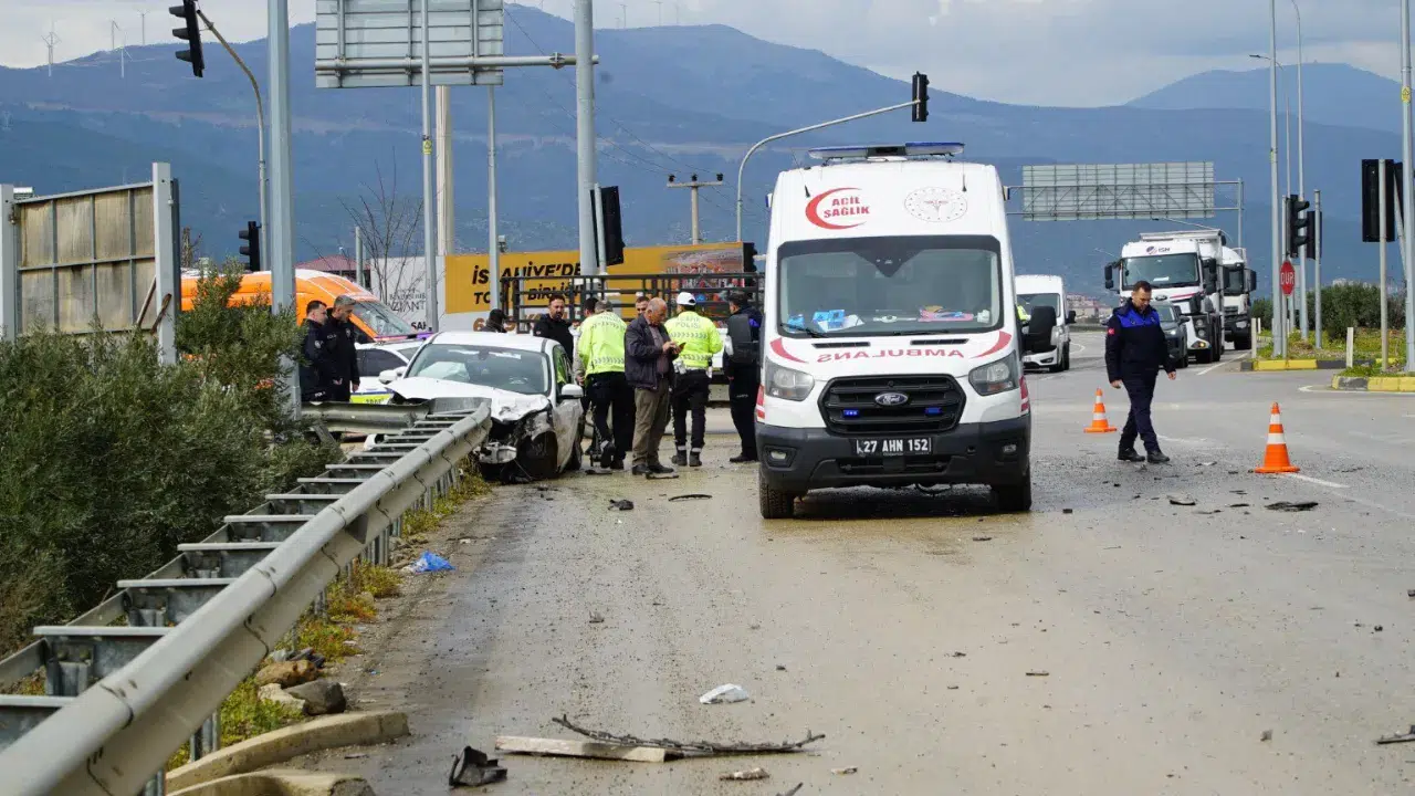 Gaziantep'te kaza : Tır ile otomobil çarpıştı, 2 kişi ağır yaralı