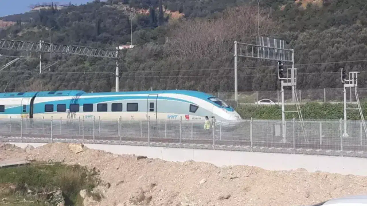 Kocaeli’de yüksek hızlı tren yayaya çarptı : 1 ölü