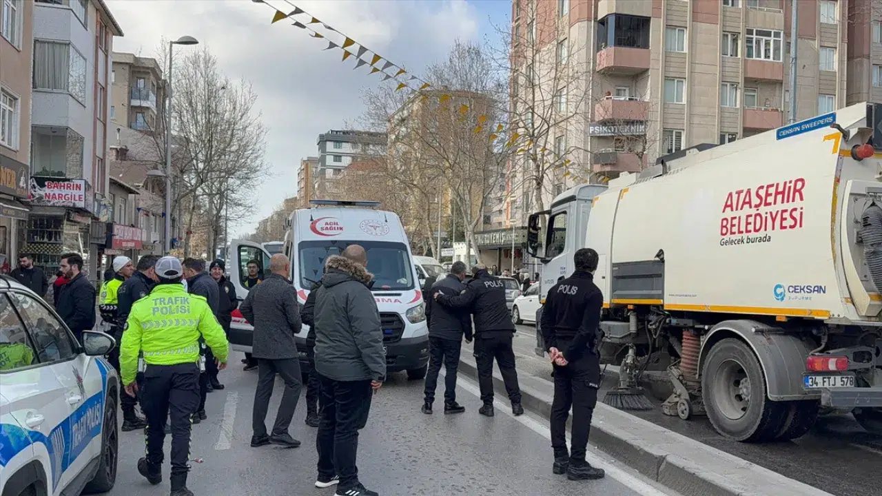 Ataşehir'de kaza : Çöp kamyonu kadına çarptı, kadın hayatını kaybetti