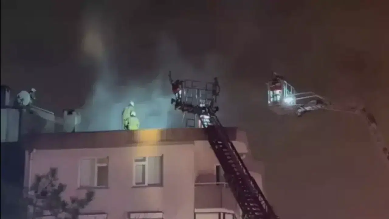 Üsküdar’da 5 katlı binanın çatı katında yangın çıktı