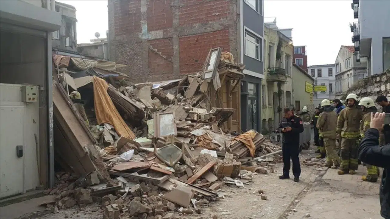 Fatih'te çöken binada son durum : 2 kişi daha taburcu edildi