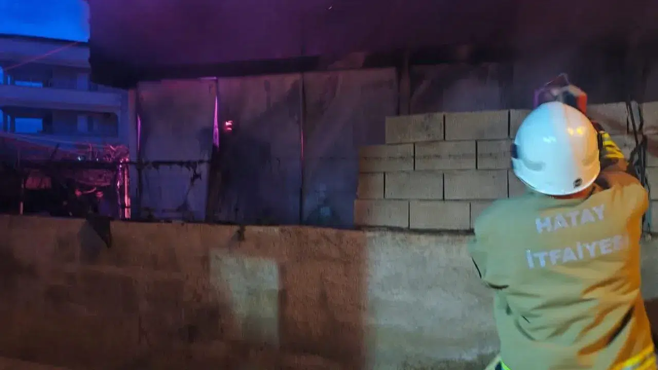 Hatay'da yangın : Konteyner kullanılamaz hale geldi